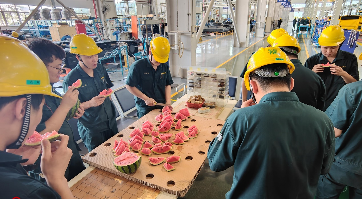 清涼沁人心 關懷潤一線——山重建機公司工會開展“夏送清涼”活動